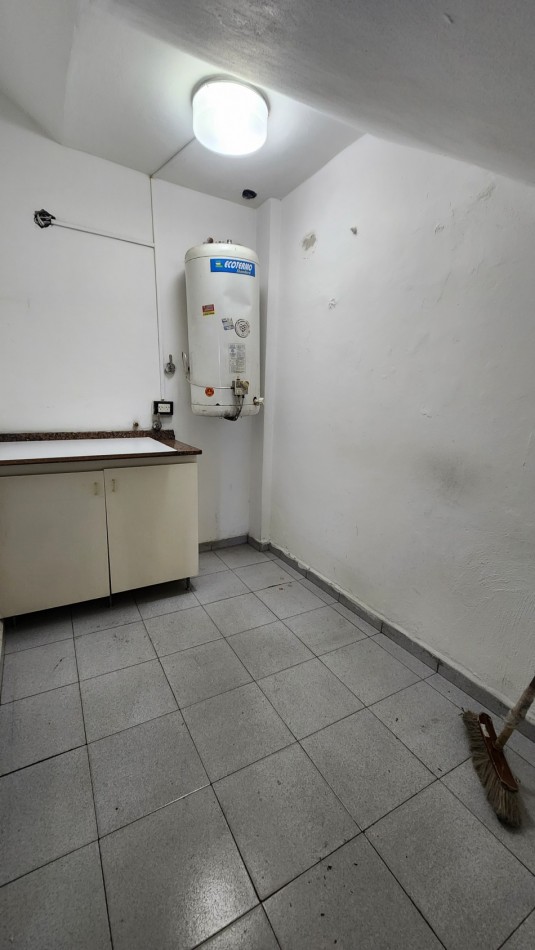 SE ALQUILA LOCAL 180 m2  EN ZONA TEXTIL FLORES CON COCHERA. CABA