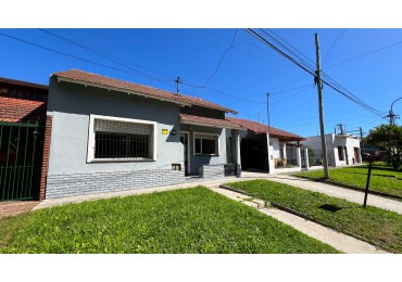 SE VENDE (RETASADA!) CASA + CHALET + TALLER + GARAJES. MUY BUEN ESTADO! BOLIVAR 7700. MAR DEL PLATA