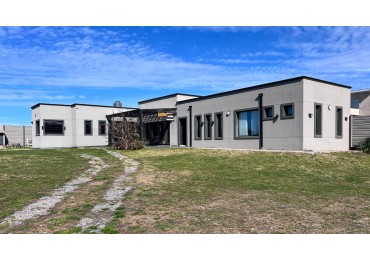 SE VENDE IMPONENTE CASA CON PILETA, QUINCHO EN TERRENO DE 1400 MTS. EN MAR DEL SUD